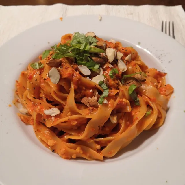 Photo of Bell pepper and almond linguine