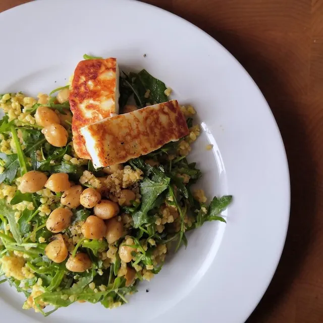Photo of Easy salad with bulgur, chickpeas and halloumi