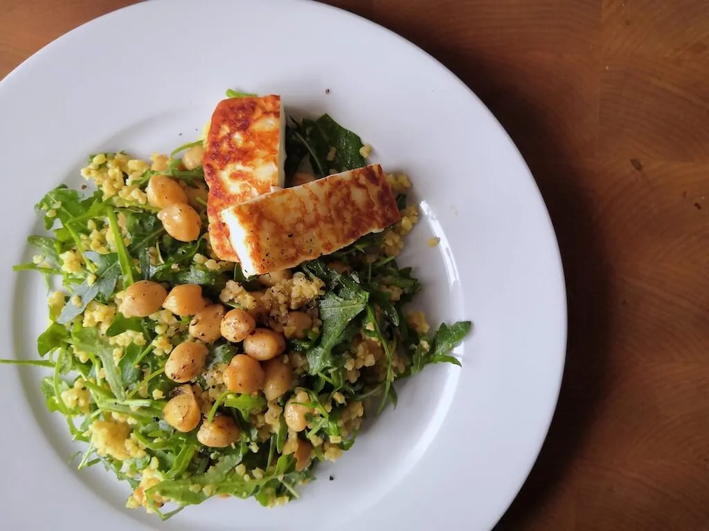 Photo of Easy salad with bulgur, chickpeas and halloumi