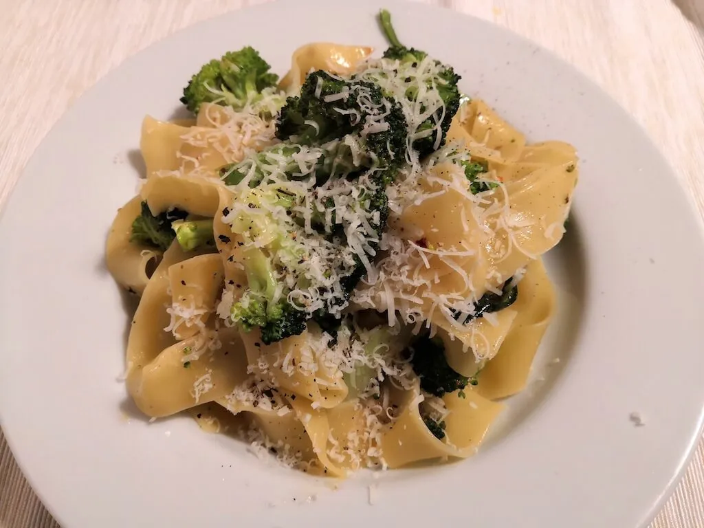 Photo of Super quick pasta with broccoli and garlic
