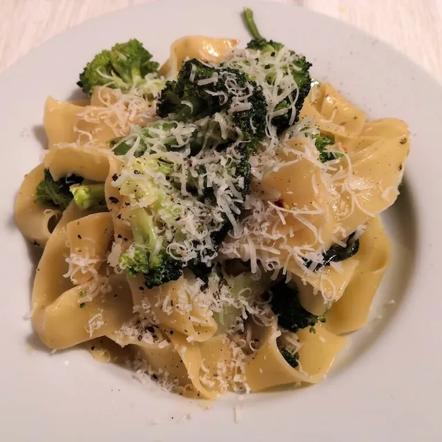 Photo of Super quick pasta with broccoli and garlic