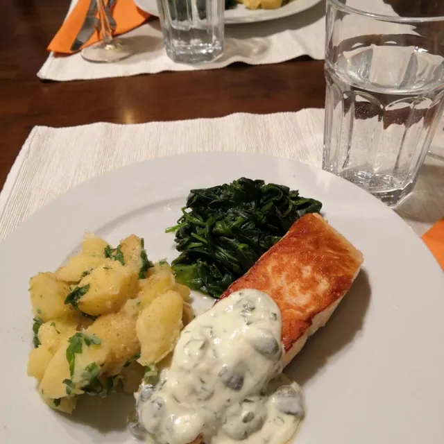 Photo of Salmon and spinach with tartare cream