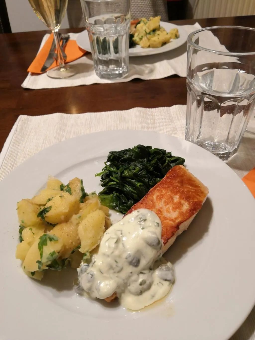 Photo of Salmon and spinach with tartare cream